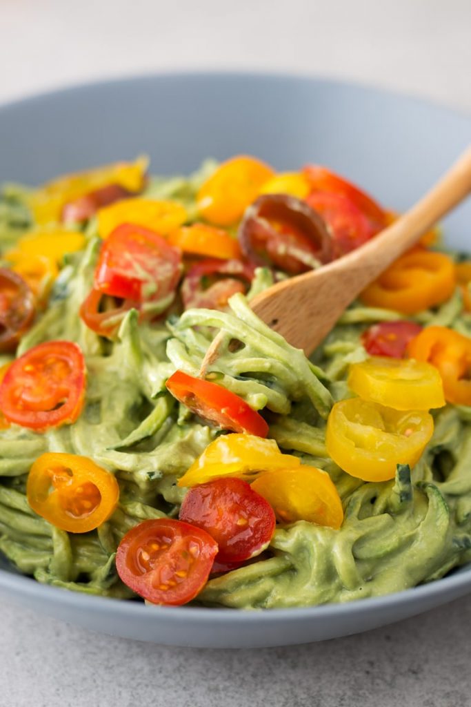 Cheap ket meals: Zucchini noddles with avocado sauce